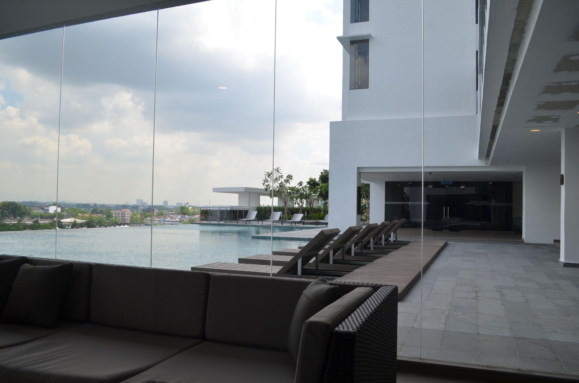 1 Tebrau Apartment *