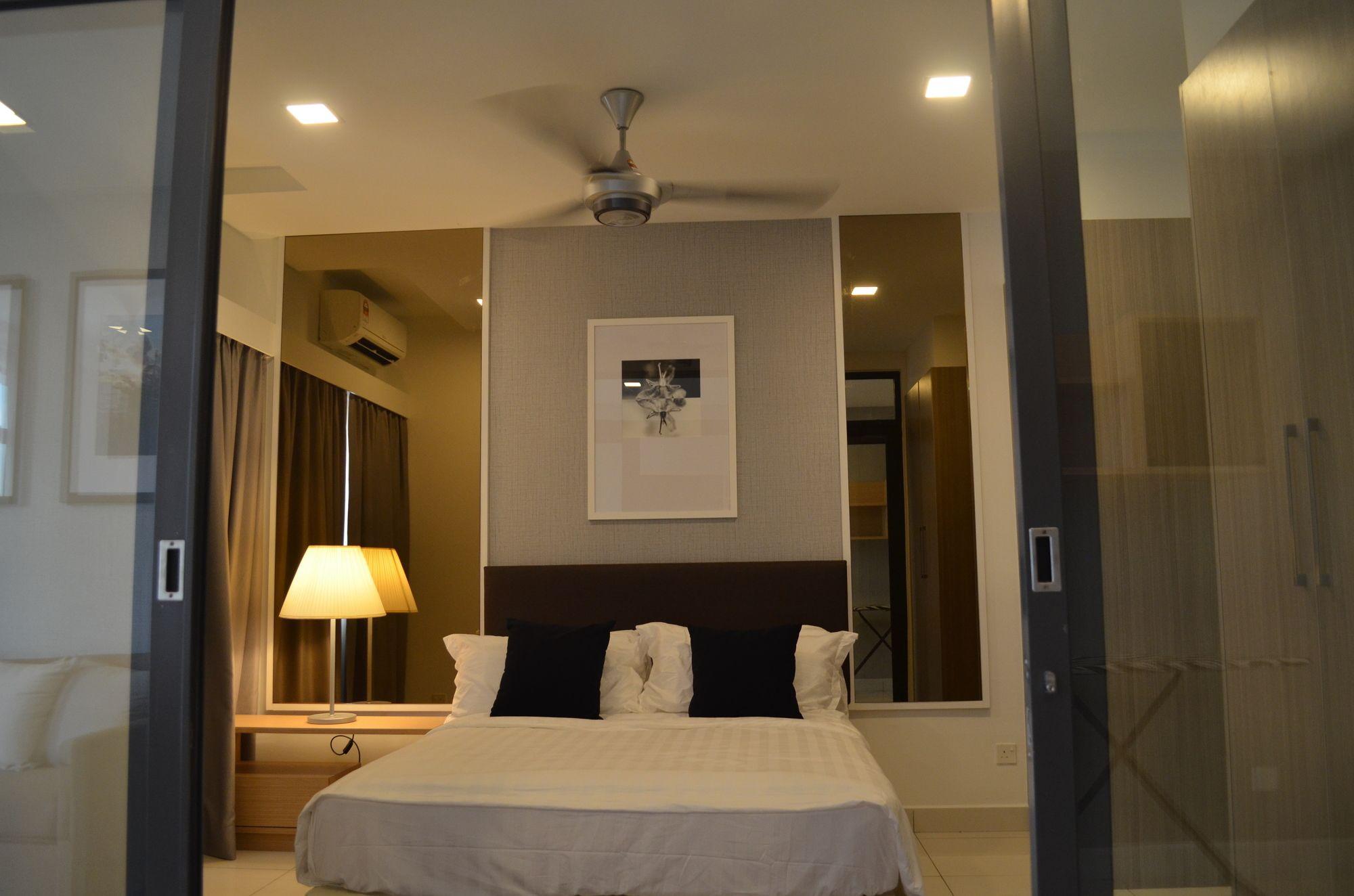 1 Tebrau Apartment *