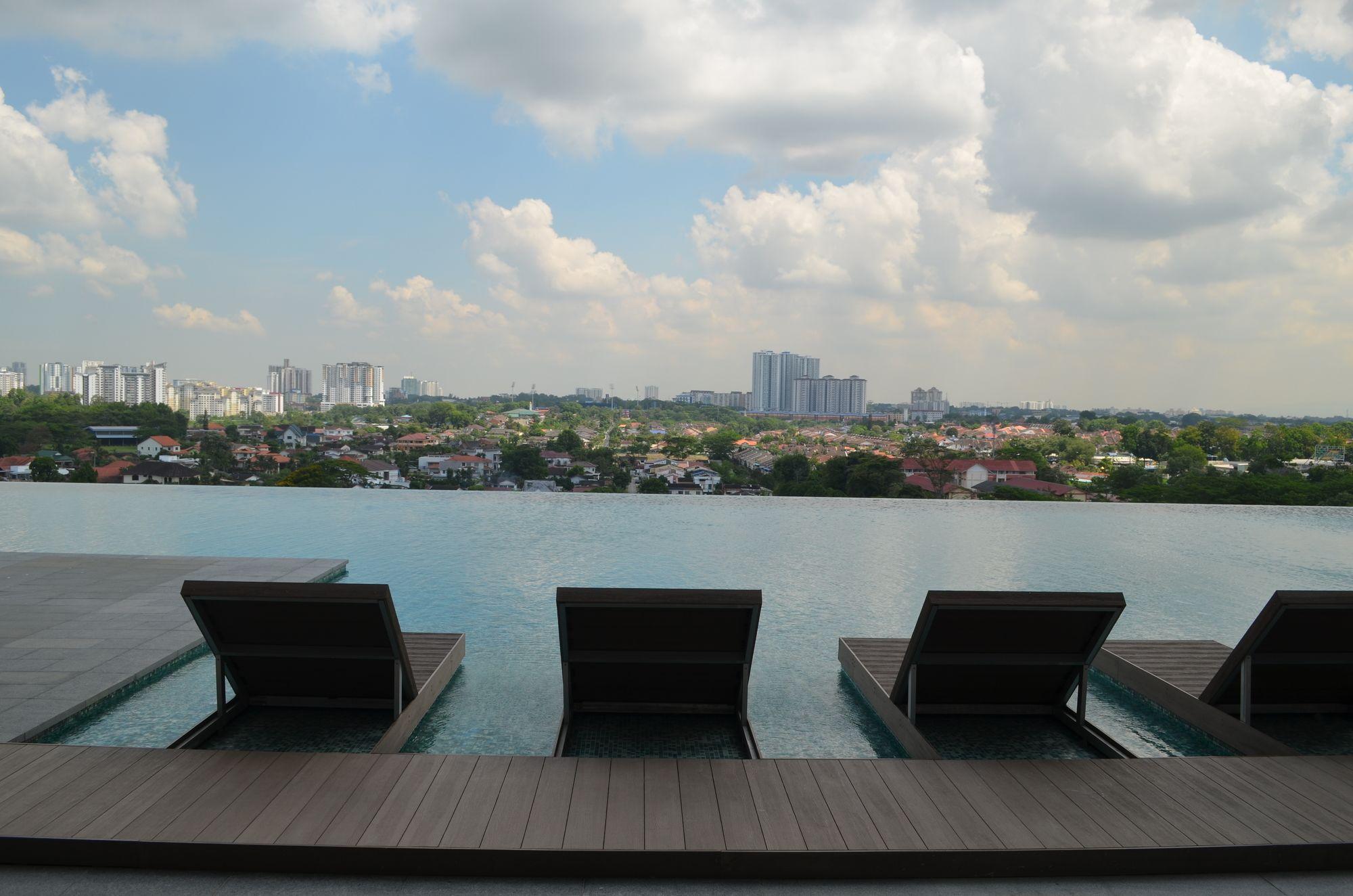 1 Tebrau Apartment *